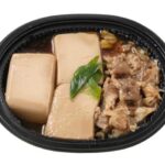 セブンイレブンのなめらか豆腐の牛すき煮を比較する。税込価格：430円、カロリー：174kcal、1円あたりカロリー：0.40kcal/円、たんぱく質：12.8g、1円あたりたんぱく質：0.03g/円、脂質：8.6g、炭水化物：12.2g、糖質：10.5g、食物繊維：1.7g、食塩相当量：2.1g。なめらかな豆腐に野菜や肉を組み合わせた牛すき仕立ての商品です。アレルギー：小麦。