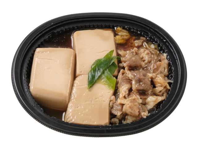セブンイレブンのなめらか豆腐の牛すき煮を比較する。税込価格：430円、カロリー：174kcal、1円あたりカロリー：0.40kcal/円、たんぱく質：12.8g、1円あたりたんぱく質：0.03g/円、脂質：8.6g、炭水化物：12.2g、糖質：10.5g、食物繊維：1.7g、食塩相当量：2.1g。なめらかな豆腐に野菜や肉を組み合わせた牛すき仕立ての商品です。アレルギー：小麦。