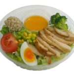 セブンイレブンのたんぱく質が摂れるサラダボウルを比較する。税込価格：624円、カロリー：212kcal、1円あたりカロリー：0.34kcal/円、たんぱく質：17.9g、1円あたりたんぱく質：0.03g/円、脂質：10.2g、炭水化物：14.5g、糖質：9.7g、食物繊維：4.8g、食塩相当量：3.7g。すりおろした野菜をじっくり加熱し甘さを引き出した野菜ドレッシングで食べる１食完結型のサラダです。アレルギー：卵、乳、小麦。