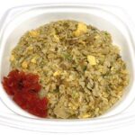 セブンイレブンのラーメン屋さんのやみつきやきめしを比較する。税込価格:711円、カロリー:683kcal、1円あたりカロリー:0.96kcal/円、たんぱく質:19.2g、1円あたりたんぱく質:0.03g/円、脂質:29.1g、炭水化物:87.2g、糖質:85.1g、食物繊維:2.1g、食塩相当量:6g。しっかり味の染み込んだチャーシューを入れ、香ばし感と旨味を感じるやきめしです。アレルギー:卵、乳、小麦。