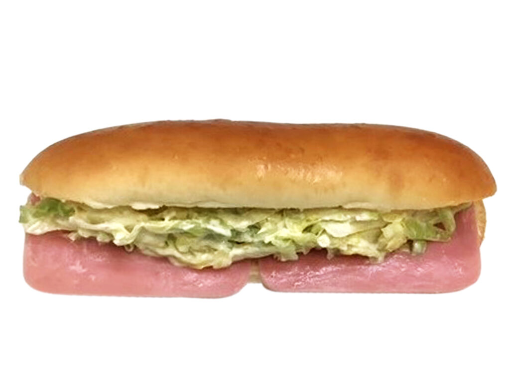 セブンイレブンの久留米ホットドッグ。税込価格：235円、カロリー：301kcal、たんぱく質：8.9g、脂質：16.3g、炭水化物：31.2g、糖質：28.1g、食物繊維：3.1g、食塩相当量：1.2g。久留米地区で昔から食べられているロールパン。からしマヨネーズとたっぷりのキャベツサラダ、ハムを組み合わせた商品です。アレルギー：卵、乳、小麦。