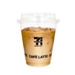 セブンイレブンの７カフェ アイスカフェラテＲを比較する。税込価格：270円、カロリー：71kcal、1円あたりカロリー：0.26kcal/円、たんぱく質：3.6g、1円あたりたんぱく質：0.01g/円、脂質：3.5g、炭水化物：6.2g、食塩相当量：0.1g。アレルギー：なし。