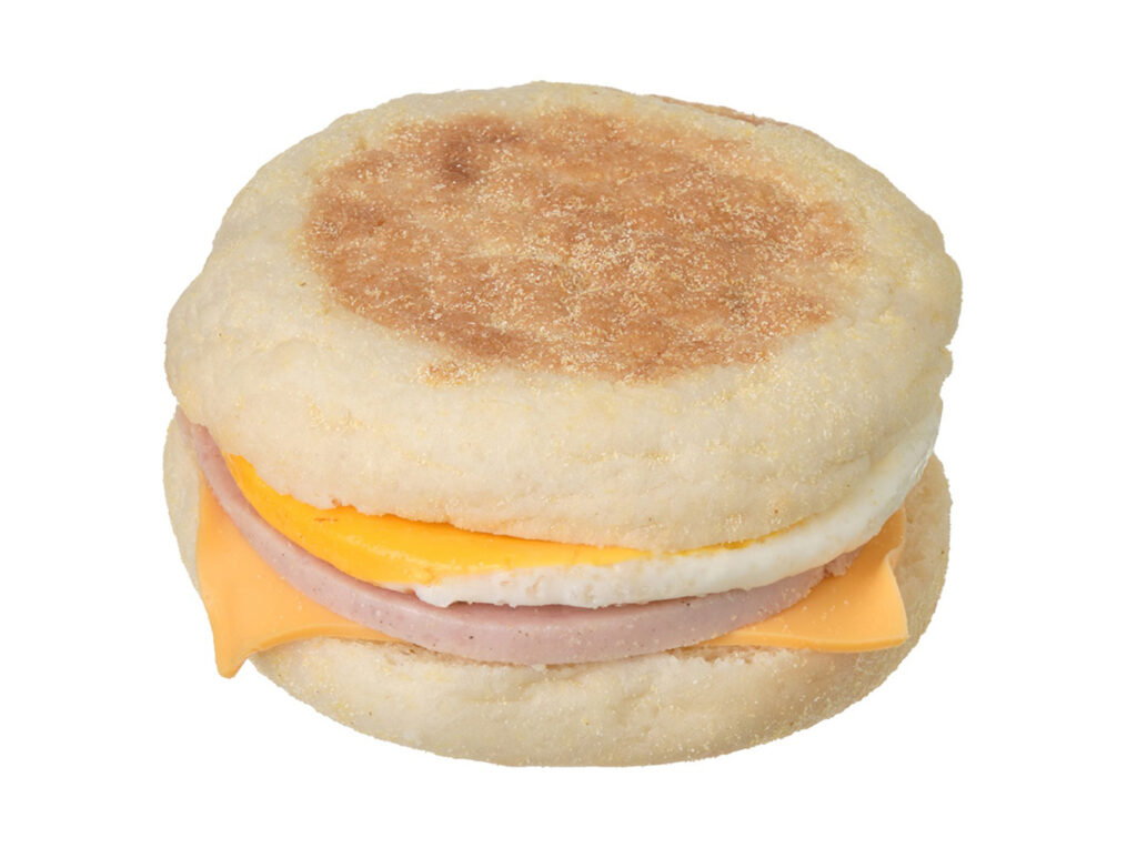 ソーセージエッグマフィン セブンイレブン ジューシーなボロニアソーセージとチーズ、目玉焼きを組み合わせたマフィンです。マヨネーズベースのチーズソースを組み合わせたジューシーな仕立てです。