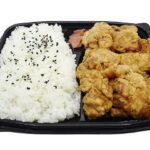 セブンイレブンの若鶏の唐揚げ弁当を比較する。税込価格：689円、カロリー：772kcal、1円あたりカロリー：1.12kcal/円、たんぱく質：30.9g、1円あたりたんぱく質：0.04g/円、脂質：30.2g、炭水化物：95.9g、糖質：92.3g、食物繊維：3.6g、食塩相当量：3.3g。原材料価格高騰により、価格を６１８円（税抜）から６３８円（税抜）に変更させていただきます。鶏もも肉のジューシーな唐揚げ弁当です。アレルギー：卵、乳、小麦。
