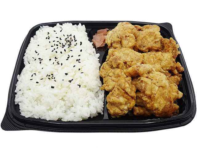 セブンイレブンの若鶏の唐揚げ弁当を比較する。税込価格：689円、カロリー：772kcal、1円あたりカロリー：1.12kcal/円、たんぱく質：30.9g、1円あたりたんぱく質：0.04g/円、脂質：30.2g、炭水化物：95.9g、糖質：92.3g、食物繊維：3.6g、食塩相当量：3.3g。原材料価格高騰により、価格を６１８円（税抜）から６３８円（税抜）に変更させていただきます。鶏もも肉のジューシーな唐揚げ弁当です。アレルギー：卵、乳、小麦。