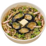 セブンイレブンのナスと九条ねぎとベーコンのバター醤油パスタを比較する。税込価格：626円、カロリー：533kcal、1円あたりカロリー：0.85kcal/円、たんぱく質：18.9g、1円あたりたんぱく質：0.03g/円、脂質：21g、炭水化物：70.1g、糖質：63.9g、食物繊維：6.2g、食塩相当量：4.5g。ナス，九条ねぎ，ベーコン，刻み海苔，バターを盛り付けた、バター醤油味の和風パスタです。アレルギー：卵、乳、小麦。