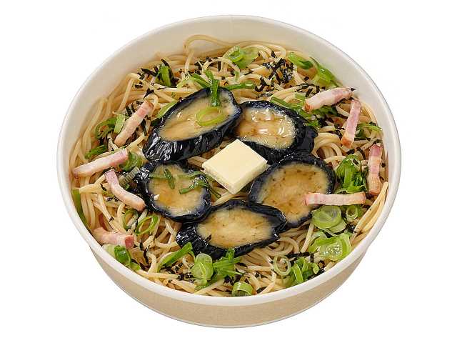 セブンイレブンのナスと九条ねぎとベーコンのバター醤油パスタを比較する。税込価格：626円、カロリー：533kcal、1円あたりカロリー：0.85kcal/円、たんぱく質：18.9g、1円あたりたんぱく質：0.03g/円、脂質：21g、炭水化物：70.1g、糖質：63.9g、食物繊維：6.2g、食塩相当量：4.5g。ナス，九条ねぎ，ベーコン，刻み海苔，バターを盛り付けた、バター醤油味の和風パスタです。アレルギー：卵、乳、小麦。