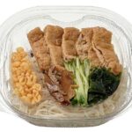 セブンイレブンの冷しぶっかけそうめんを比較する。税込価格：497円、カロリー：495kcal、1円あたりカロリー：1.00kcal/円、たんぱく質：17.4g、1円あたりたんぱく質：0.04g/円、脂質：9.3g、炭水化物：87.1g、糖質：83.7g、食物繊維：3.4g、食塩相当量：4.3g。刻み揚げ、きゅうり、椎茸煮、わかめ、揚げ玉を盛りつけた具沢山のそうめんです。アレルギー：卵、小麦、えび。