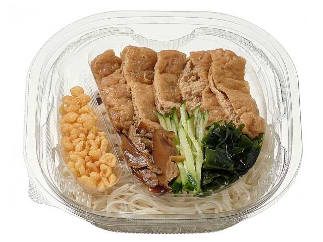 セブンイレブンの冷しぶっかけそうめんを比較する。税込価格：497円、カロリー：495kcal、1円あたりカロリー：1.00kcal/円、たんぱく質：17.4g、1円あたりたんぱく質：0.04g/円、脂質：9.3g、炭水化物：87.1g、糖質：83.7g、食物繊維：3.4g、食塩相当量：4.3g。刻み揚げ、きゅうり、椎茸煮、わかめ、揚げ玉を盛りつけた具沢山のそうめんです。アレルギー：卵、小麦、えび。