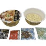 セブンイレブンの７ＰＧ飯田商店わんたん入りしょうゆらぁ麺を比較する。税込価格：354円、カロリー：509kcal、1円あたりカロリー：1.44kcal/円、たんぱく質：16.6g、1円あたりたんぱく質：0.05g/円、脂質：16.6g、炭水化物：75.2g、糖質：71.6g、食物繊維：3.6g、食塩相当量：7.6g。神奈川県湯河原町の人気店「飯田商店」の“わんたん入りしょうゆらぁ麺”をカップラーメンで再現。特許製法の生麺食感の麺と、豚・鶏の旨みが利いたスープが特長です。アレルギー：卵、乳、小麦。