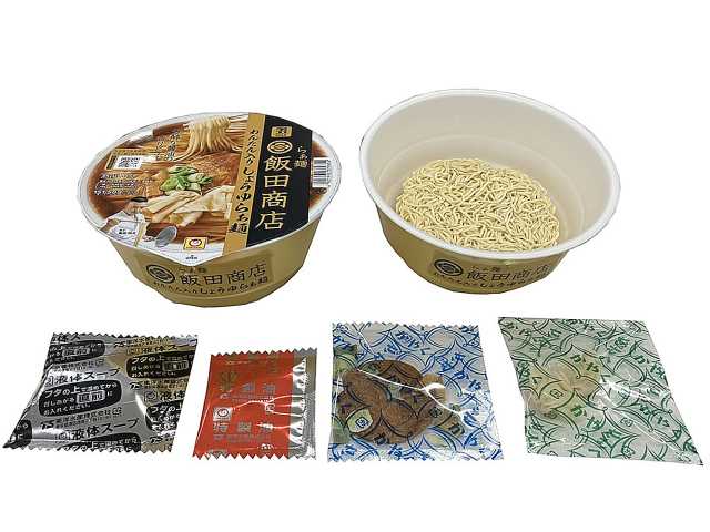 セブンイレブンの７ＰＧ飯田商店わんたん入りしょうゆらぁ麺を比較する。税込価格：354円、カロリー：509kcal、1円あたりカロリー：1.44kcal/円、たんぱく質：16.6g、1円あたりたんぱく質：0.05g/円、脂質：16.6g、炭水化物：75.2g、糖質：71.6g、食物繊維：3.6g、食塩相当量：7.6g。神奈川県湯河原町の人気店「飯田商店」の“わんたん入りしょうゆらぁ麺”をカップラーメンで再現。特許製法の生麺食感の麺と、豚・鶏の旨みが利いたスープが特長です。アレルギー：卵、乳、小麦。