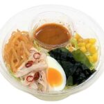 セブンイレブンの蒸し鶏と半熟玉子のピリ辛ラーメンサラダを比較する。税込価格：356円、カロリー：372kcal、1円あたりカロリー：1.04kcal/円、たんぱく質：14.8g、1円あたりたんぱく質：0.04g/円、脂質：8.6g、炭水化物：60.3g、糖質：57.6g、食物繊維：2.7g、食塩相当量：3.7g。ピリ辛ドレッシングで食べる蒸し鶏、半熟玉子、もやしラー油和えを使用したラーメンサラダです。アレルギー：卵、小麦。