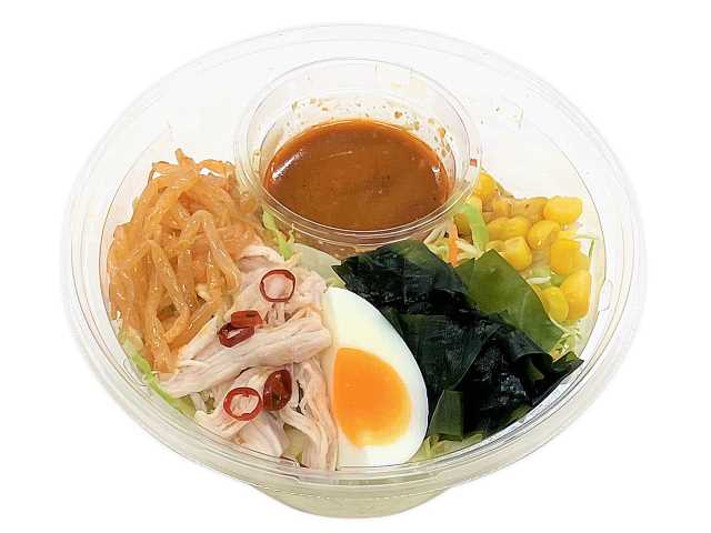 セブンイレブンの蒸し鶏と半熟玉子のピリ辛ラーメンサラダを比較する。税込価格：356円、カロリー：372kcal、1円あたりカロリー：1.04kcal/円、たんぱく質：14.8g、1円あたりたんぱく質：0.04g/円、脂質：8.6g、炭水化物：60.3g、糖質：57.6g、食物繊維：2.7g、食塩相当量：3.7g。ピリ辛ドレッシングで食べる蒸し鶏、半熟玉子、もやしラー油和えを使用したラーメンサラダです。アレルギー：卵、小麦。