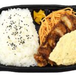 セブンイレブンのチキン南蛮弁当を比較する。税込価格：700円、カロリー：800kcal、1円あたりカロリー：1.14kcal/円、たんぱく質：27.1g、1円あたりたんぱく質：0.04g/円、脂質：24.2g、炭水化物：119.7g、糖質：117.2g、食物繊維：2.5g、食塩相当量：4.3g。酸味・甘味のバランスが良いタルタルソースと、柑橘系の爽やかな後味が特長の甘酢を絡めたジューシーなチキン南蛮弁当です。アレルギー：卵、乳、小麦。