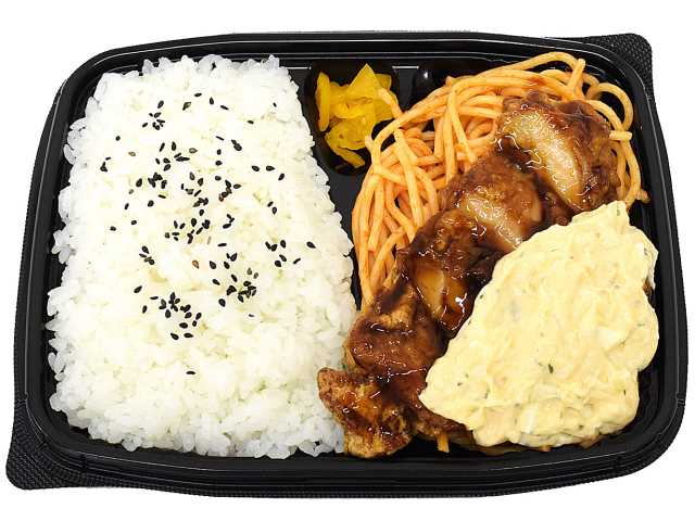セブンイレブンのチキン南蛮弁当を比較する。税込価格：700円、カロリー：800kcal、1円あたりカロリー：1.14kcal/円、たんぱく質：27.1g、1円あたりたんぱく質：0.04g/円、脂質：24.2g、炭水化物：119.7g、糖質：117.2g、食物繊維：2.5g、食塩相当量：4.3g。酸味・甘味のバランスが良いタルタルソースと、柑橘系の爽やかな後味が特長の甘酢を絡めたジューシーなチキン南蛮弁当です。アレルギー：卵、乳、小麦。