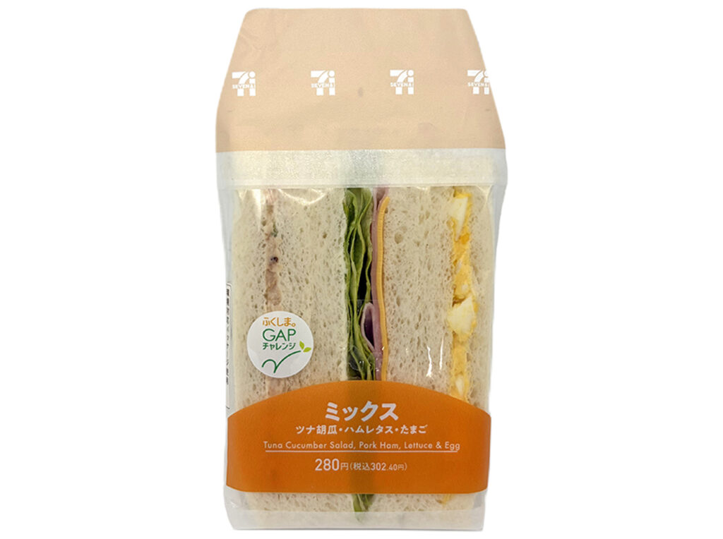 セブンイレブンのミックスサンドを比較する。税込価格：302円、カロリー：303kcal、1円あたりカロリー：1.00kcal/円、たんぱく質：10.5g、1円あたりたんぱく質：0.03g/円、脂質：15.9g、炭水化物：30.4g、糖質：28.5g、食物繊維：1.9g、食塩相当量：1.4g。定番具材のツナ、ハムレタス、たまごの３種類を食べられるサンドイッチです。アレルギー：卵、乳、小麦。