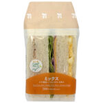 セブンイレブンのミックスサンドを比較する。税込価格：302円、カロリー：303kcal、1円あたりカロリー：1.00kcal/円、たんぱく質：10.5g、1円あたりたんぱく質：0.03g/円、脂質：15.9g、炭水化物：30.4g、糖質：28.5g、食物繊維：1.9g、食塩相当量：1.4g。定番具材のツナ、ハムレタス、たまごの３種類を食べられるサンドイッチです。アレルギー：卵、乳、小麦。