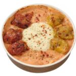 ロゼクリーム焼きパスタ＆２種の韓国チキン セブンイレブン 本場のコチュジャンを使用したクリーミーで甘辛い味わいのロゼクリームと具材にヤンニョムチキン、ハニーバターチキンを組み合わせた焼きパスタです。