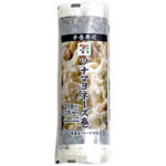 セブンイレブンの手巻寿司 ツナマヨネーズ巻を比較する。税込価格：235円、カロリー：229kcal、1円あたりカロリー：0.97kcal/円、たんぱく質：5.2g、1円あたりたんぱく質：0.02g/円、脂質：8.3g、炭水化物：34.2g、糖質：32.7g、食物繊維：1.5g、食塩相当量：1.8g。幅広い客層に人気の「ツナマヨネーズ」を中具に入れた手巻寿司です。アレルギー：卵、小麦。
