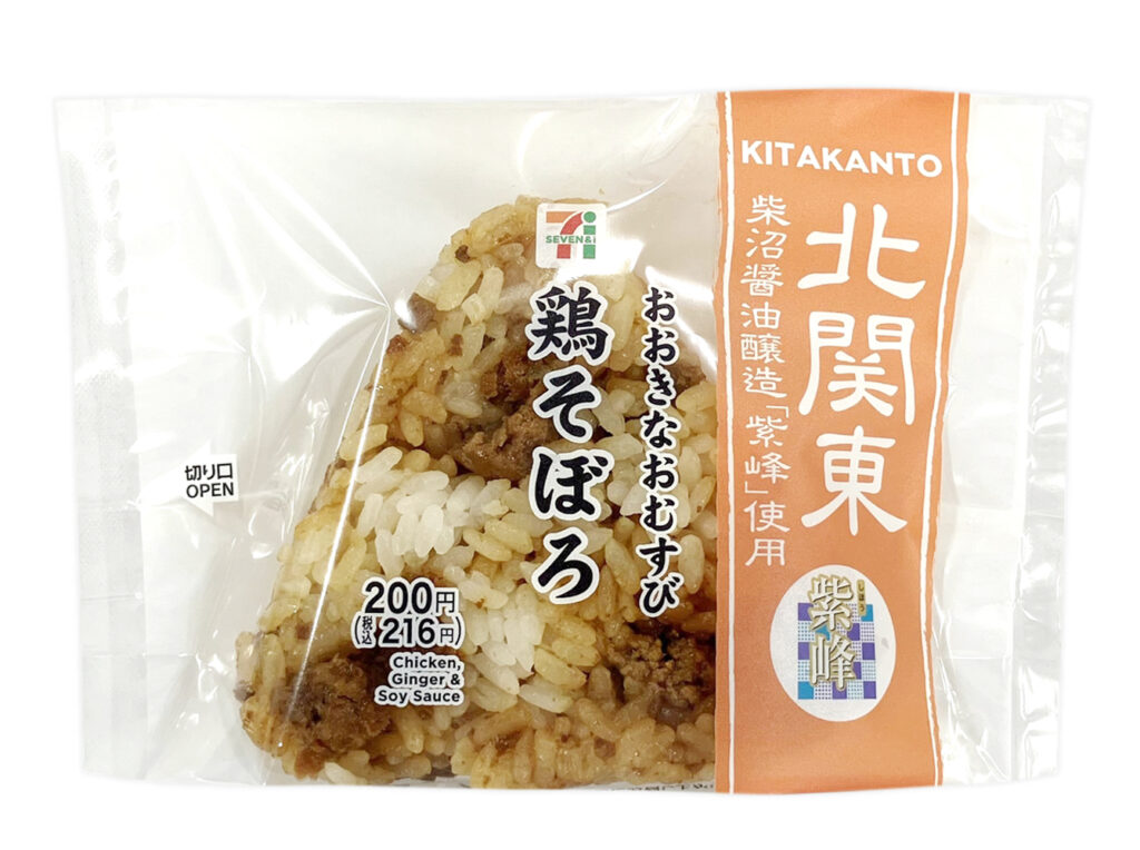 セブンイレブンのおおきなおむすび鶏そぼろ紫峰使用を比較する。税込価格：216円、カロリー：325kcal、1円あたりカロリー：1.50kcal/円、たんぱく質：8.6g、1円あたりたんぱく質：0.04g/円、脂質：7.2g、炭水化物：57.4g、糖質：55.3g、食物繊維：2.1g、食塩相当量：1.9g。鶏そぼろをご飯に混ぜ込んだ大きなおむすびです。鶏そぼろは紫峰醤油で味付けをし、鶏の旨味と醤油の風味を味わえるように仕立てました。アレルギー：小麦。