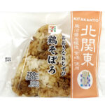セブンイレブンのおおきなおむすび鶏そぼろ紫峰使用を比較する。税込価格：216円、カロリー：325kcal、1円あたりカロリー：1.50kcal/円、たんぱく質：8.6g、1円あたりたんぱく質：0.04g/円、脂質：7.2g、炭水化物：57.4g、糖質：55.3g、食物繊維：2.1g、食塩相当量：1.9g。鶏そぼろをご飯に混ぜ込んだ大きなおむすびです。鶏そぼろは紫峰醤油で味付けをし、鶏の旨味と醤油の風味を味わえるように仕立てました。アレルギー：小麦。