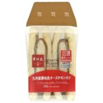 セブンイレブンの九州産華味鳥チーズチキンカツサンドを比較する。税込価格：430円、カロリー：400kcal、1円あたりカロリー：0.93kcal/円、たんぱく質：19.5g、1円あたりたんぱく質：0.05g/円、脂質：19.8g、炭水化物：36.8g、糖質：35g、食物繊維：1.8g、食塩相当量：2.8g。トーストした食パンに九州産華味鳥のむね肉チキンカツとチーズを合わせた、温めて美味しいサンドイッチです。アレルギー：卵、乳、小麦。