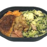 セブンイレブンのゴーヤーチャンプルー弁当もち麦入り。税込価格：430円、カロリー：399kcal、たんぱく質：13.9g、脂質：11.3g、炭水化物：62.9g、糖質：58.1g、食物繊維：4.8g、食塩相当量：2.1g。もち麦入りのごはんと、沖縄で定番のゴーヤーチャンプルーと人参しりしり，コロッケや唐揚げを詰め合わせた満足感のあるミニサイズのお弁当です。アレルギー：卵、乳、小麦。