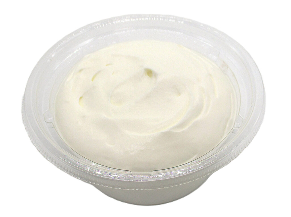 セブンイレブンのホイップに一途 酪王牛乳使用を比較する。税込価格：322円、カロリー：409kcal、1円あたりカロリー：1.27kcal/円、たんぱく質：2.2g、1円あたりたんぱく質：0.01g/円、脂質：38.8g、炭水化物：12.7g、糖質：12.7g、食物繊維：0g、食塩相当量：0.1g。酪王牛乳を使用した濃厚なミルクホイップのみをたっぷりと詰めました。アレルギー：乳。
