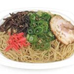セブンイレブンのコク旨豚骨焼ラーメンを比較する。税込価格：538円、カロリー：637kcal、1円あたりカロリー：1.18kcal/円、たんぱく質：22.8g、1円あたりたんぱく質：0.04g/円、脂質：29.1g、炭水化物：73.5g、糖質：68.2g、食物繊維：5.3g、食塩相当量：5.3g。旨味のある豚骨タレに黒マー油とネギ油の風味が味わえる焼ラーメンです。アレルギー：卵、乳、小麦。