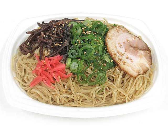 セブンイレブンのコク旨豚骨焼ラーメンを比較する。税込価格：538円、カロリー：637kcal、1円あたりカロリー：1.18kcal/円、たんぱく質：22.8g、1円あたりたんぱく質：0.04g/円、脂質：29.1g、炭水化物：73.5g、糖質：68.2g、食物繊維：5.3g、食塩相当量：5.3g。旨味のある豚骨タレに黒マー油とネギ油の風味が味わえる焼ラーメンです。アレルギー：卵、乳、小麦。