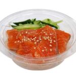 韓国風旨辛ダレのサーモン セブンイレブン メイン具材にサーモンを使用したコチュジャン、にんにく、ごま油などで味付けした韓国風の旨辛ダレで食べる仕立てです。ご飯のおかずにもお酒のおつまみにも合う一品です。