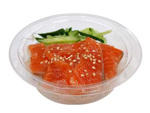 韓国風旨辛ダレのサーモン セブンイレブン メイン具材にサーモンを使用したコチュジャン、にんにく、ごま油などで味付けした韓国風の旨辛ダレで食べる仕立てです。ご飯のおかずにもお酒のおつまみにも合う一品です。