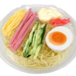 セブンイレブンのツルッとのど越しミニ冷し中華マヨネーズ盛りを比較する。税込価格：430円、カロリー：421kcal、1円あたりカロリー：0.98kcal/円、たんぱく質：11.4g、1円あたりたんぱく質：0.03g/円、脂質：19.1g、炭水化物：52.6g、糖質：49.3g、食物繊維：3.3g、食塩相当量：3.3g。5種具材（ハム，錦糸玉子，きゅうり，茹で玉子，紅生姜）を彩りよくトッピングしたミニ冷し中華です。アレルギー：卵、乳、小麦。