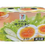 セブンイレブンの７プレミアム味付き 半熟ゆでたまご２個入。税込価格：205円、カロリー：65kcal、たんぱく質：5.8g、脂質：4.3g、炭水化物：0.7g、糖質：0.6g、食物繊維：0.1g、食塩相当量：0.6g。旨味・コクにこだわった７プレミアムフレッシュこだわり新鮮たまごを使用し、たまごの美味しさを引き出す塩加減に味付けた半熟ゆでたまごです。アレルギー：卵。