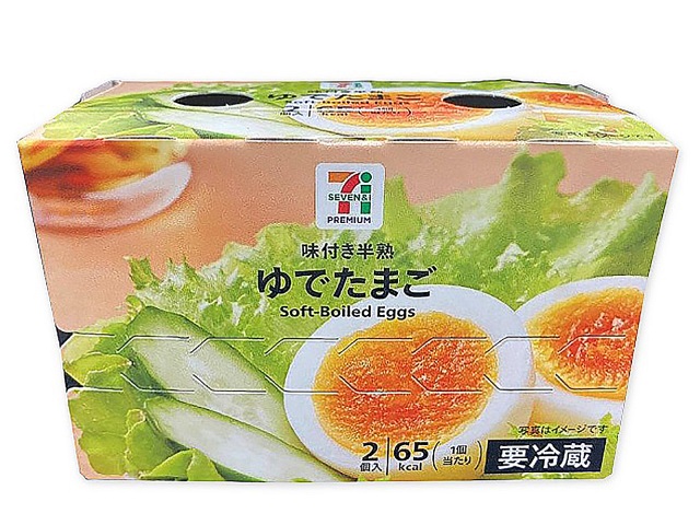 セブンイレブンの７プレミアム味付き 半熟ゆでたまご２個入。税込価格：205円、カロリー：65kcal、たんぱく質：5.8g、脂質：4.3g、炭水化物：0.7g、糖質：0.6g、食物繊維：0.1g、食塩相当量：0.6g。旨味・コクにこだわった７プレミアムフレッシュこだわり新鮮たまごを使用し、たまごの美味しさを引き出す塩加減に味付けた半熟ゆでたまごです。アレルギー：卵。