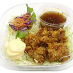 セブンイレブンの甘辛鶏唐揚げのパスタサラダを比較する。税込価格：387円、カロリー：421kcal、1円あたりカロリー：1.09kcal/円、たんぱく質：16.1g、1円あたりたんぱく質：0.04g/円、脂質：17.2g、炭水化物：52.3g、糖質：48.7g、食物繊維：3.6g、食塩相当量：2.6g。甘辛いタレと和えた唐揚げをノンオイルかぼすでさっぱり食べていただけるパスタサラダです。アレルギー：卵、小麦。