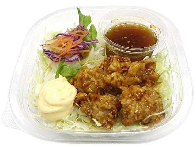 セブンイレブンの甘辛鶏唐揚げのパスタサラダを比較する。税込価格：387円、カロリー：421kcal、1円あたりカロリー：1.09kcal/円、たんぱく質：16.1g、1円あたりたんぱく質：0.04g/円、脂質：17.2g、炭水化物：52.3g、糖質：48.7g、食物繊維：3.6g、食塩相当量：2.6g。甘辛いタレと和えた唐揚げをノンオイルかぼすでさっぱり食べていただけるパスタサラダです。アレルギー：卵、小麦。