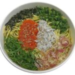 セブンイレブンの薬味と食べる和風だしぱすた 明太子としらすを比較する。税込価格：605円、カロリー：401kcal、1円あたりカロリー：0.66kcal/円、たんぱく質：19.7g、1円あたりたんぱく質：0.03g/円、脂質：6.1g、炭水化物：69.1g、糖質：64.4g、食物繊維：4.7g、食塩相当量：4.1g。和風だしをベースに、明太子としらす、薬味を絡めて食べていただく和風パスタです。アレルギー：小麦。