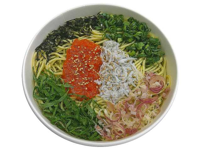 セブンイレブンの薬味と食べる和風だしぱすた 明太子としらすを比較する。税込価格：605円、カロリー：401kcal、1円あたりカロリー：0.66kcal/円、たんぱく質：19.7g、1円あたりたんぱく質：0.03g/円、脂質：6.1g、炭水化物：69.1g、糖質：64.4g、食物繊維：4.7g、食塩相当量：4.1g。和風だしをベースに、明太子としらす、薬味を絡めて食べていただく和風パスタです。アレルギー：小麦。