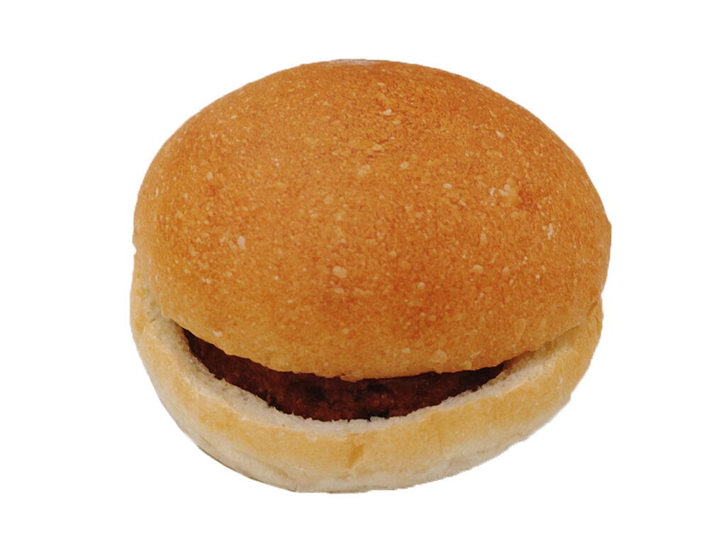 セブンイレブンのチーズソースバーガーを比較する。税込価格：138円、カロリー：227kcal、1円あたりカロリー：1.64kcal/円、たんぱく質：7.8g、1円あたりたんぱく質：0.06g/円、脂質：9.9g、炭水化物：27.5g、糖質：25.9g、食物繊維：1.6g、食塩相当量：1.8g。ふんわりとしたパン生地にパティを乗せ、チェダーチーズ風味のチーズソースで仕上げたバーガーです。アレルギー：卵、乳、小麦。