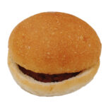 セブンイレブンのチーズソースバーガーを比較する。税込価格：138円、カロリー：227kcal、1円あたりカロリー：1.64kcal/円、たんぱく質：7.8g、1円あたりたんぱく質：0.06g/円、脂質：9.9g、炭水化物：27.5g、糖質：25.9g、食物繊維：1.6g、食塩相当量：1.8g。ふんわりとしたパン生地にパティを乗せ、チェダーチーズ風味のチーズソースで仕上げたバーガーです。アレルギー：卵、乳、小麦。
