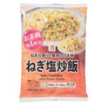 セブンイレブンの７プレミアム ねぎ塩炒飯。税込価格：149円、カロリー：283kcal、たんぱく質：6.8g、脂質：10g、炭水化物：41.8g、食塩相当量：1.9g。やみつきになる背徳感のある味付けが特長のねぎ塩炒飯です。アレルギー：卵、小麦。