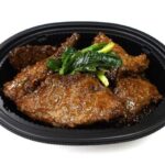 セブンイレブンのたんぱく質が摂れる レバニラを比較する。税込価格：365円、カロリー：349kcal、1円あたりカロリー：0.96kcal/円、たんぱく質：34.7g、1円あたりたんぱく質：0.10g/円、脂質：15g、炭水化物：19.4g、糖質：18.4g、食物繊維：1g、食塩相当量：2.4g。酒等に漬け込み、下処理をした臭みのないレバーを使っています。ニラと、オイスターソース炒め、濃いめに味つけしました。ごはんのおかずやおつまみに最適です。アレルギー：乳、小麦。