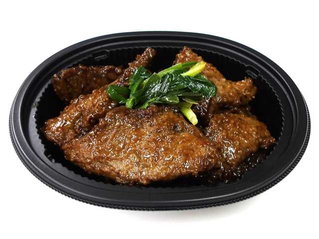 セブンイレブンのたんぱく質が摂れる レバニラを比較する。税込価格：365円、カロリー：349kcal、1円あたりカロリー：0.96kcal/円、たんぱく質：34.7g、1円あたりたんぱく質：0.10g/円、脂質：15g、炭水化物：19.4g、糖質：18.4g、食物繊維：1g、食塩相当量：2.4g。酒等に漬け込み、下処理をした臭みのないレバーを使っています。ニラと、オイスターソース炒め、濃いめに味つけしました。ごはんのおかずやおつまみに最適です。アレルギー：乳、小麦。