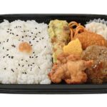 セブンイレブンのお好みおかず弁当を比較する。税込価格：538円、カロリー：611kcal、1円あたりカロリー：1.14kcal/円、たんぱく質：20.6g、1円あたりたんぱく質：0.04g/円、脂質：18.6g、炭水化物：92.7g、糖質：87.8g、食物繊維：4.9g、食塩相当量：3.2g。人気のおかずを盛り付けた定番の幕の内弁当です。アレルギー：卵、乳、小麦。