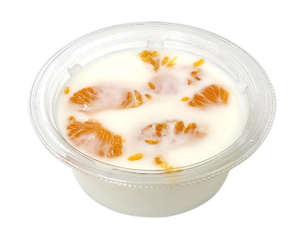 セブンイレブンの八ヶ岳野辺山高原牛乳使用 牛乳寒天を比較する。税込価格：259円、カロリー：153kcal、1円あたりカロリー：0.59kcal/円、たんぱく質：3.5g、1円あたりたんぱく質：0.01g/円、脂質：4.3g、炭水化物：25.3g、糖質：24.8g、食物繊維：0.5g、食塩相当量：0.1g。地場の「八ヶ岳野辺山高原牛乳」を使った牛乳寒天です。牛乳のコクと旨味、みかんの爽やかな甘さを楽しめます。アレルギー：乳。