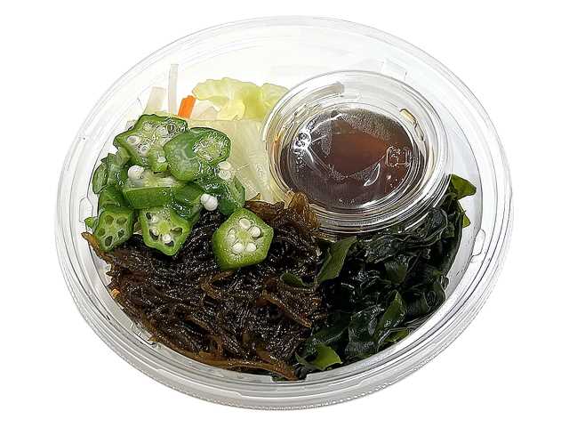 サラダ蕎麦 もずく＆和風かつおドレッシング セブンイレブン 和風かつおドレッシングと野菜、もずくを組み合わせたサラダ仕立ての蕎麦です。