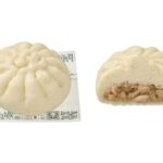 セブンイレブンのもっちり×ジューシー 特製豚まん。税込価格：211円、カロリー：358kcal、たんぱく質：9.1g、脂質：15.3g、炭水化物：47.7g、糖質：44g、食物繊維：3.7g、食塩相当量：1.2g。豚肉の旨みが感じられるジューシーな中具と、もっちり食感と自然な甘みのある生地が特長の豚まんです。アレルギー：卵、乳、小麦 特定原材料に準ずる20品目: 大豆、豚肉。