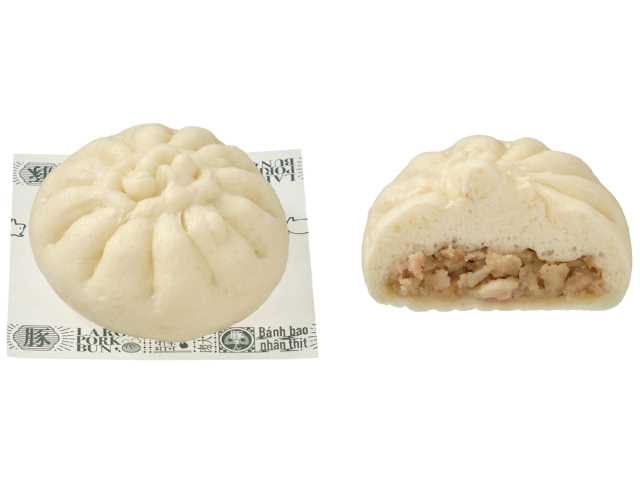 セブンイレブンのもっちり×ジューシー 特製豚まん。税込価格：211円、カロリー：358kcal、たんぱく質：9.1g、脂質：15.3g、炭水化物：47.7g、糖質：44g、食物繊維：3.7g、食塩相当量：1.2g。豚肉の旨みが感じられるジューシーな中具と、もっちり食感と自然な甘みのある生地が特長の豚まんです。アレルギー：卵、乳、小麦 特定原材料に準ずる20品目: 大豆、豚肉。