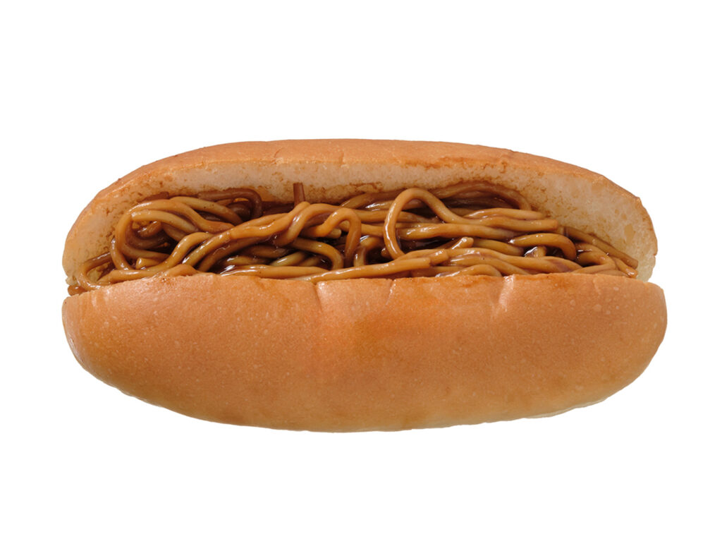 セブンイレブンのソース焼きそばパンを比較する。税込価格：178円、カロリー：255kcal、1円あたりカロリー：1.43kcal/円、たんぱく質：7g、1円あたりたんぱく質：0.04g/円、脂質：5.4g、炭水化物：45.3g、糖質：43.9g、食物繊維：1.4g、食塩相当量：2.3g。ふんわりとした食感のパン生地に焼きそばを挟んだ食べ応えのある惣菜パンです。アレルギー：卵、乳、小麦。
